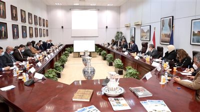 وزير السياحة يعقد اجتماعا لمناقشة تداعيات الأزمة الروسية الأوكرانية على مصر