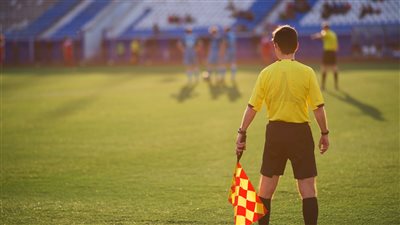 اتحاد الكرة التونسي ينهي أزمة مستحقات طاقم التحكيم المصري 