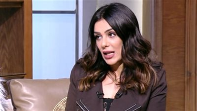 إنجي المقدم: أحاول انتقاء أدواري الدرامية والسينمائية بعناية.. ومحظوظة بزوجي وحماتي