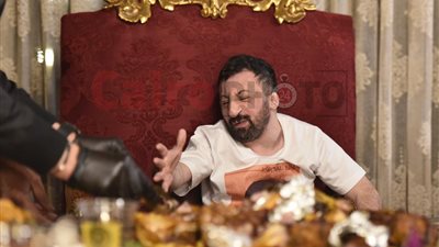 كوكسال بابا يتناول الأطعمة المصرية داخل أحد المطاعم في القاهرة | صور