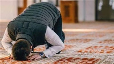 عالم أزهري يحدد مكروهات الصلاة: العبث في الثوب وفرقعة الأصباع وتغميض العينين