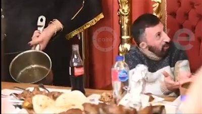 مش عاوز ملوخية.. كوكسال بابا ينفعل على أحد العاملين في مطعم بالشيخ زايد | فيديو