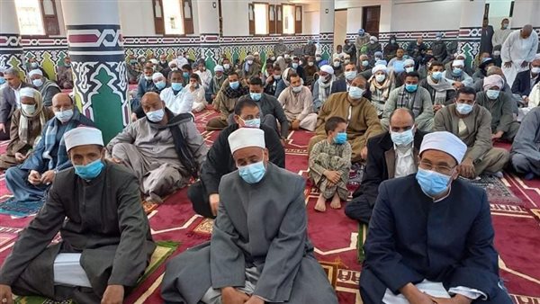 أهالي إسنا يؤدون