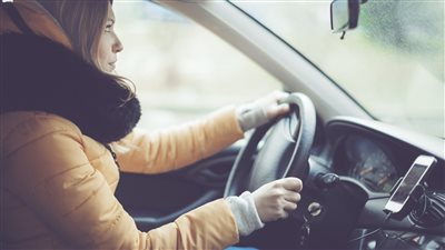 احذر.. ارتداء المعطف السميك يهدد سلامة القيادة