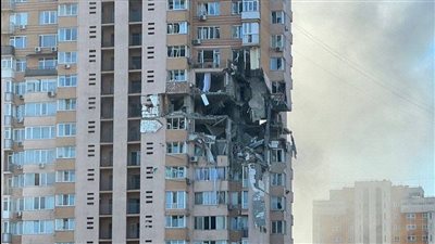 لحظة قصف مبنى وسط كييف بصاروخ روسي| فيديو