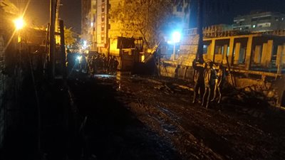 انقطاع التيار الكهربائي وإصابة شخصين بالاختناق.. تفاصيل حريق نشب في 6 أكشاك بـ كوم أمبو