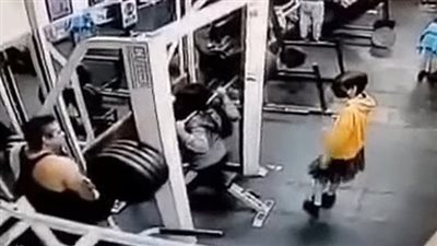 مصرع امرأة في صالة رياضية بعد سقوط حديد يزن 400 رطل على رقبتها