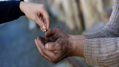 هل يصل ثواب الصدقة لوالدي أو والدتي المتوفيين؟.. عالم أزهري يجيب