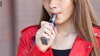 دراسة: النساء يتجنبن فعليا آثار التدخين الإلكتروني الضارة مقارنة بالذكور 