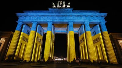 أبرزها برج إيفل.. إضاءة مبانٍ شهيرة حول العالم بعلم أوكرانيا دعمًا لها أمام روسيا |صور