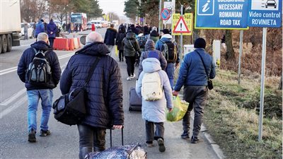 فلوسنا خلصت ومش لاقيين مواصلات.. أزمة نازحين مصريين إلى رومانيا بعد فرارهم من قصف روسيا | خاص