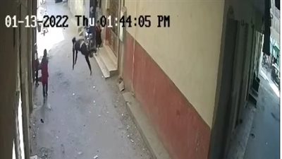 بسبب تدخله لفض مشاجرة.. إلقاء شاب من الدور الثالث بـ المرج | فيديو