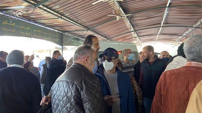 أشرف زكي ومدحت صالح يشاركان في جنازة جالا فهمي بـ مصطفى محمود| صور