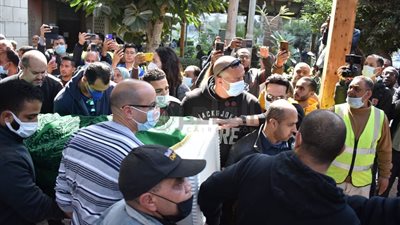 انتهاء صلاة الجنازة على جثمان جالا فهمي بمسجد مصطفى محمود