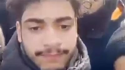 مصري يستغيث لمساعدة شقيقه العالق بحدود أوكرانيا: بيدخلوا الأوكرانيين الأول على الحدود.. مش معاه أكل ولا ماء |فيديو