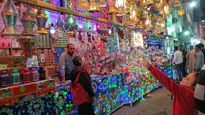 مع اقتراب شهر رمضان.. إقبال ضعيف على شوادر بيع الفوانيس بالقاهرة | بث مباشر