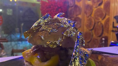 برجر من الذهب.. شاب يبتكر قالب جديد للفسيخ والرنجة |فيديو