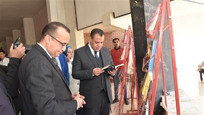 نائب رئيس جامعة أسيوط يفتتح المعرض الفني والثقافي لطلاب كلية الطب