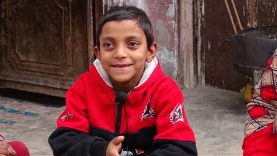 مأساة يوسف.. طفل في السابعة من عمره يحلم بأن يسمع أصحابه |صور