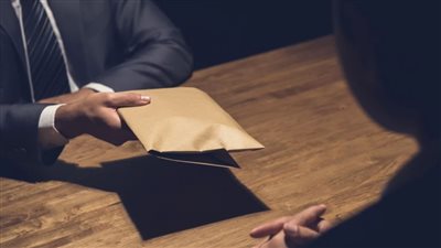 اعترافات مسؤول بالجمارك: تلقيت رشوة مع مدير إدارة الكسب غير المشروع و5 رجال أعمال