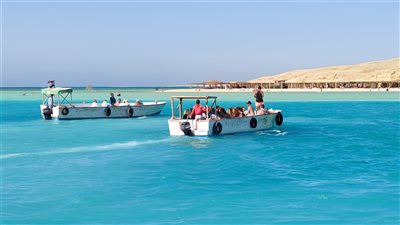 توافد عشرات من اللنشات البحرية على جزر الغردقة رغم نشاط حركة الرياح | صور