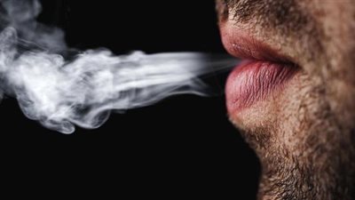 ظن أنه منزله.. شاب يقتحم قسم شرطة 15 مايو تحت تأثير المخدرات | فيديوجراف