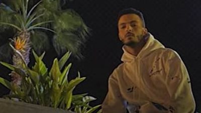 شاب مغربي يساعد السيدات على ركوب القطارات الأوكرانية للهروب من الحرب.. يثير الجدل والسبب؟ | فيديو