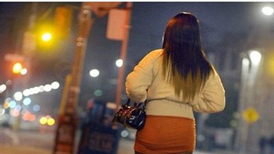 الساعة بـ100 دولار.. القبض على أجنبية بتهمة استقطاب الرجال للدعارة في كمبوند بالتجمع