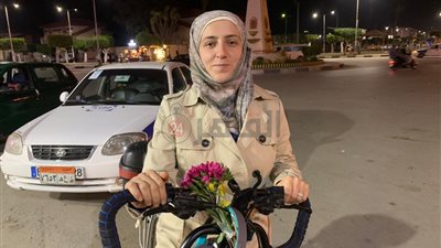 وردة لإسعاد عملائها.. قصة سيدة سورية تعمل دليفري بـ عجلة للإنفاق على طفليها ببورسعيد | صور 