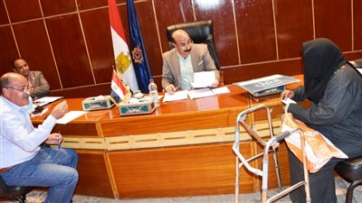 محافظ أسوان يستمع لـ 30 مواطنًا ويستجيب لمطالبهم