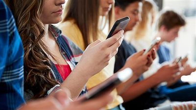 استخدام السوشيال ميديا خلال فترة كورونا سبب ارتفاع التشنجات اللاإرادية لدى المراهقين 