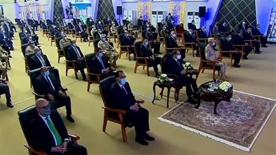 السيسي: محدش حلم يجيب لنا كام أتوبيس جميل محترم يمشوا في النيل؟.. ووزير النقل يرد 