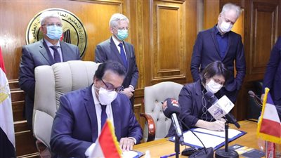 وزير التعليم العالي يوقع العقد الاستشاري للرسومات الهندسية لحرم الجامعة الفرنسية الجديد في مصر