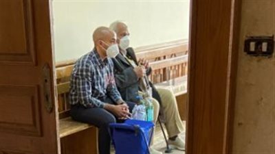 كرسي متحرك وجهاز أكسجين.. وصول المتهمين في قضية رشوة وزارة الصحة للمحكمة 