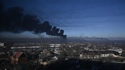 أوكراني يتعرض لقصف روسي أثناء تصوير تضرر منزله من الحرب |خاص
