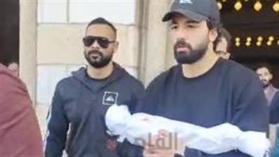 إمام المسجد مكنش عايزني أصلي على ابني.. حازم إيهاب يتحدث عن وفاة طفله
