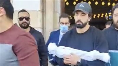 حاملًا نجله بالكفن بين يديه.. الفنان حازم إيهاب يودع طفله بعد أيام من ولادته | فيديو
