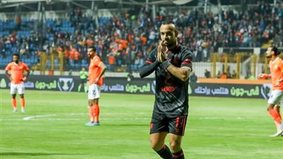 بعد مرور ربع ساعة.. أفشة يُكمل ثلاثية الأهلي في مرمى فاركو