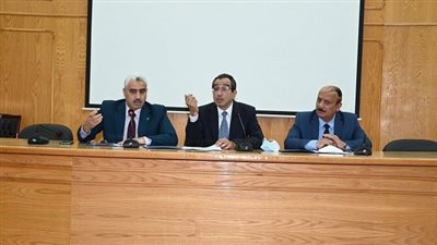 جامعة الفيوم تستعد للاحتفال بعيد العلم الـ 14.. ورئيس الجامعة يؤكد: الإجراءات الاحترازية والتباعد أولًا