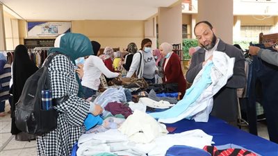 جامعة عين شمس تنظم معرضا للملابس بأسعار مدعمة لمساعدة الطلاب