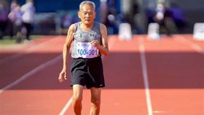 تخطى عمره قرنًا من الزمان.. مسن تايلاندي يحطم رقمًا قياسيًا للعدو خلال إحدى البطولات المحلية | فيديو