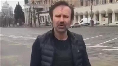 وسط القصف.. أشهر مطرب أوكراني يغني من مدينة خاركيف |فيديو