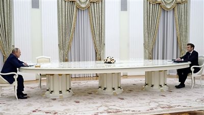 رغم لونها الهادئ.. طاولة بوتين تثير الجدل خلال استقبال قادة أوروبا | فيديو