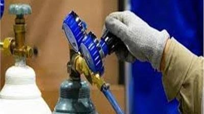 إصابة عامل بسبب اندفاع منظم أسطوانة أكسجين بالمنطقة الصناعية في سوهاج