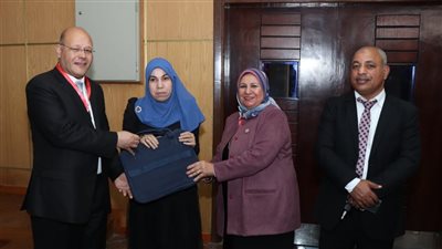 مناقشة ورقة بحثية لـ كفيفة حاصلة على الدكتوراه بمؤتمر شباب الباحثين بجامعة سوهاج