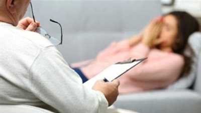 لمس مناطق حساسة بجسدها.. التحقيق مع طبيب اعتدى على موظفة داخل عيادته