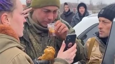 أطعموه واتصلوا بوالدته.. جندي روسي يبكي وسط الأوكرانيين | فيديو