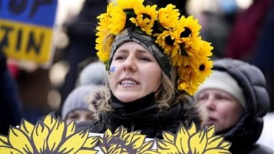 سيدة تتحدى الجنود الروس بزهرة.. كيف تحول عباد الشمس إلى رمز للمقاومة الأوكرانية؟ | فيديو