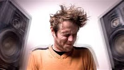 منظمة الصحة العالمية: مليار شخص بين 12 و35 عامًا مهددون بفقدان السمع بسبب الموسيقى 