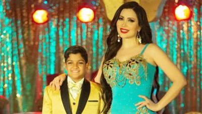 الطفل المعجزة.. نسرين طافش ببدلة رقص مع مغني الغزالة رايقة في كواليس جوقة عزيزة